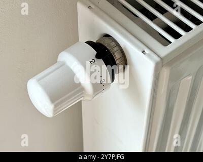 Gros plan du radiateur. Gros plan de la commande de température sur le radiateur. Le début de la saison de chauffage, un coup de froid. Chauffage de la chambre. Banque D'Images