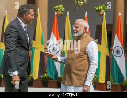 New Delhi, Inde. 1er octobre 2024. Le premier ministre jamaïcain Andrew Holness (à gauche) et le premier ministre indien Narendra Modi (à droite) ont assisté à la réunion au niveau de leur délégation à Hyderabad House à New Delhi. (Photo de Naveen Sharma/SOPA images/SIPA USA) crédit : SIPA USA/Alamy Live News Banque D'Images