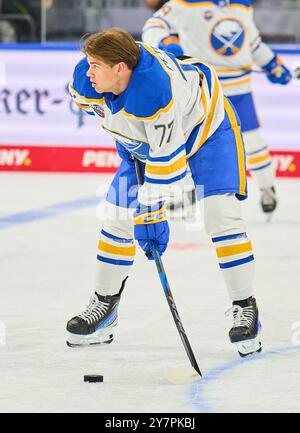 John Jason JJ Peterka dans le match amical du Global Series Challenge EHC RB MUENCHEN - BUFFALO SABRES 0-5 au SAP Garden à Munich, Allemagne, le 27 septembre 2024. Saison 2024/2025, journée x, photographe : Peter Schatz Banque D'Images