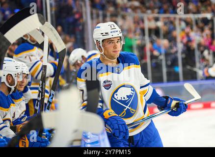 John Jason JJ Peterka dans le match amical du Global Series Challenge EHC RB MUENCHEN - BUFFALO SABRES 0-5 au SAP Garden à Munich, Allemagne, le 27 septembre 2024. Saison 2024/2025, journée x, photographe : Peter Schatz Banque D'Images