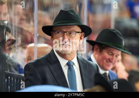 Lindy Ruff, entraîneur-chef des Sabres de Buffalo dans le match amical du Global Series Challenge EHC RB MUENCHEN - BUFFALO SABRES 0-5 au SAP Garden à Munich, Allemagne, le 27 septembre 2024. Saison 2024/2025, journée x, photographe : Peter Schatz Banque D'Images