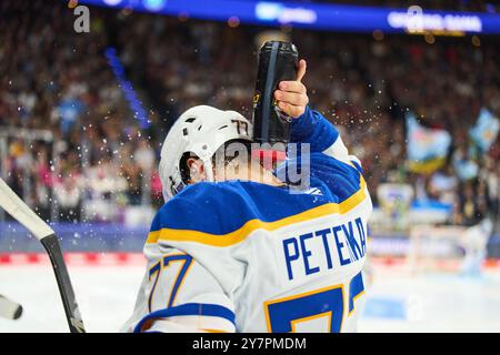 John Jason JJ Peterka rafraîchissant dans le match amical du Global Series Challenge EHC RB MUENCHEN - BUFFALO SABRES 0-5 au SAP Garden à Munich, Allemagne, le 27 septembre 2024. Saison 2024/2025, Journée x, photographe : ddp images / STAR-images Banque D'Images