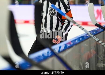 Arbitre de la LNH dans le match amical du Global Series Challenge EHC RB MUENCHEN - BUFFALO SABRES 0-5 au SAP Garden à Munich, Allemagne, le 27 septembre 2024. Saison 2024/2025, journée x, photographe : Peter Schatz Banque D'Images