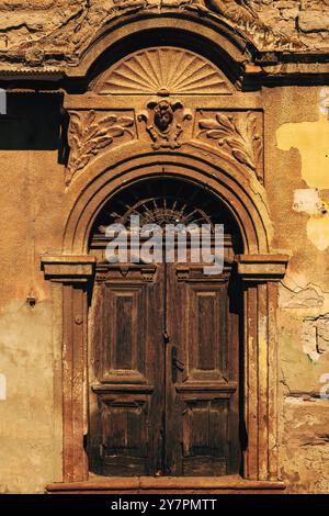 Vieille porte en bois usée entrée d'une maison du 19ème siècle, image verticale Banque D'Images