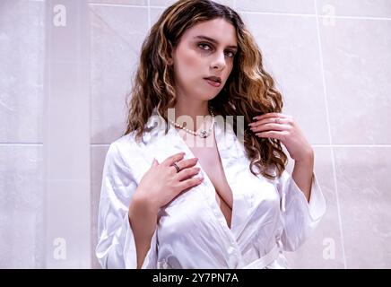 Une charmante mannequin pose pour une photo à l'intérieur de la douche de la suite de l'hôtel Dundee Queens en Écosse Banque D'Images