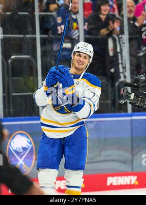 John Jason JJ Peterka après le match amical du Global Series Challenge EHC RB MUENCHEN - BUFFALO SABRES 0-5 au SAP Garden à Munich, Allemagne, le 27 septembre 2024. Saison 2024/2025, journée x, photographe : Peter Schatz Banque D'Images