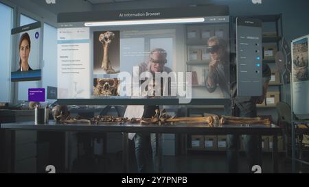Laboratoire archéologique avancé : deux archéologues en casque VR étudient le squelette fossile en réalité augmentée. Graphiques 3D de l'affichage virtuel avec l'assistant ai et navigateur avec des informations scientifiques. Banque D'Images