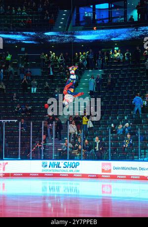 Mike, mascotte EHC Red Bull dans le match amical du Global Series Challenge EHC RB MUENCHEN - BUFFALO SABRES 0-5 au SAP Garden à Munich, Allemagne, le 27 septembre 2024. Saison 2024/2025, Journée x, photographe : ddp images / STAR-images Banque D'Images