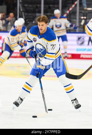 John Jason JJ Peterka dans le match amical du Global Series Challenge EHC RB MUENCHEN - BUFFALO SABRES 0-5 au SAP Garden à Munich, Allemagne, le 27 septembre 2024. Saison 2024/2025, Journée x, photographe : ddp images / STAR-images Banque D'Images