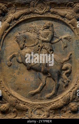 Représentation en bas-relief de Johann Tserclaes, comte von Tilly (1559 - 1632), commandant principal de la Ligue catholique en Allemagne pendant la guerre de trente ans. Cette représentation, avec Tilly en armure sur un chargeur ou un cheval de guerre, est sur le devant de l'ancien Gasthaus zum Rappen sur la Marktplatz à Bad Wimpfen, Bade-Württemberg, Allemagne. Tilly est resté ici en mai 1622 la nuit avant que ses troupes et les forces hispano-impériales ne battent une armée protestante à la bataille de Wimpfen. Banque D'Images