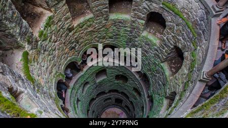 Sintra, Portugal, 8 août 2024 : Quinta da Regaleira, l'une des principales attractions touristiques de Sintra. Puits d'initiation Banque D'Images