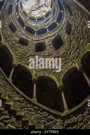 Sintra, Portugal, 8 août 2024 : Quinta da Regaleira, l'une des principales attractions touristiques de Sintra. Puits d'initiation Banque D'Images