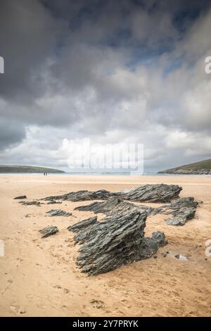 Roches exposées par les fortes marées à Crantock Beach à Newquay en Cornouailles au Royaume-Uni. Banque D'Images