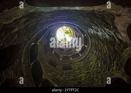 Sintra, Portugal, 8 août 2024 : Quinta da Regaleira, l'une des principales attractions touristiques de Sintra. Puits d'initiation Banque D'Images