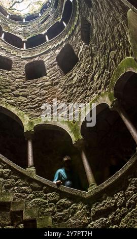 Sintra, Portugal, 8 août 2024 : Quinta da Regaleira, l'une des principales attractions touristiques de Sintra. Puits d'initiation Banque D'Images