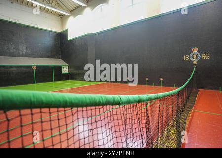 Un vrai court de tennis au QueenÕs Club à Londres. Date de la photo : mercredi 27 septembre 2023. Photo : Richard Gray/Alamy Banque D'Images