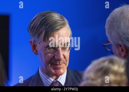 Birmingham, Royaume-Uni. 1er octobre 2024. Sir Jacob Rees-Mogg s'entretient avec des délégués au Théâtre Churchill jour 3 de la Conférence conservatrice . Birmingham Royaume-Uni. Image : Garyroberts/worldwidefeatures.com crédit : GaryRobertsphotography/Alamy Live News Banque D'Images