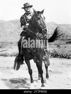 La star occidentale Clint Eastwood sur un cheval dans 'A Fistful of dollars' – photo publicitaire, 1964 Banque D'Images