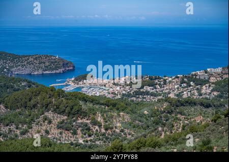 Vue aérienne de Port de Soller avec la mer Méditerranée en arrière-plan, situé à Majorque, Espagne, par une journée ensoleillée. Banque D'Images