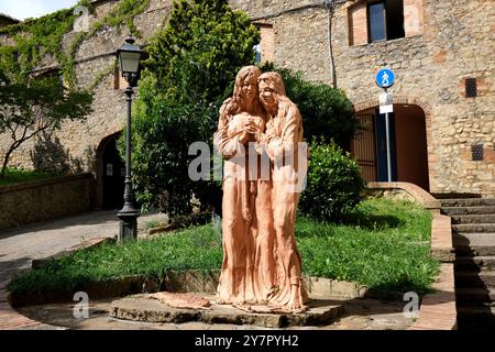 Sculptures statues de Sante Attinia et Greciniana par Flavio Melani sur la Piazza Inghirami, Volterra, Toscane, Italie Banque D'Images