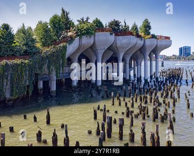 Parc Little Island, perché sur des « pots de tulipes » en béton, vu du nord-est ; la forêt de souches empilées sont des vestiges du NYC Pier 56. Banque D'Images