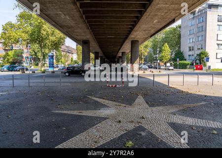 Le dessous du pont Theodor-Heuss, la traversée du Rhin, le pont à haubans, le premier pont routier de la famille des ponts Düsseldorf, est délabré Banque D'Images