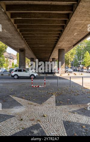 Le dessous du pont Theodor-Heuss, la traversée du Rhin, le pont à haubans, le premier pont routier de la famille des ponts Düsseldorf, est délabré Banque D'Images