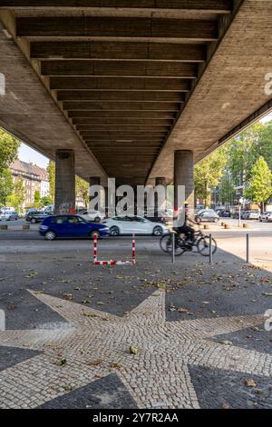 Le dessous du pont Theodor-Heuss, la traversée du Rhin, le pont à haubans, le premier pont routier de la famille des ponts Düsseldorf, est délabré Banque D'Images