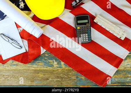 Célébration de la fête du travail avec drapeau d'équipement de sécurité des États-Unis d'Amérique sur fond de bois rustique Banque D'Images