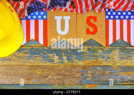 Fête du travail de célébration avec drapeau d'équipement de sécurité États-Unis d'Amérique sur fond en bois rustique Banque D'Images