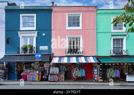 Magasins colorés avec tables extérieures à Portobello Road Banque D'Images