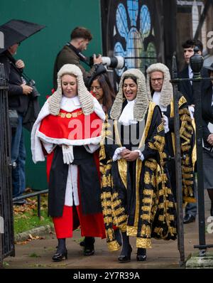 Londres, Royaume-Uni. 1er octobre 2024. Les juges quittent le service de l'abbaye de Westminster pour le début de la nouvelle année juridique, dirigé par le Lord Chief Justice et le Lord Chancellor, crédit : Ian Davidson/Alamy Live News Banque D'Images