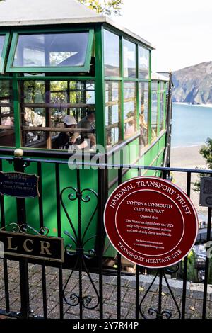 Lynton and Lynmouth Cliff Railway, un funiculaire alimenté par eau, construit en 1888. Devon, Royaume-Uni. Banque D'Images