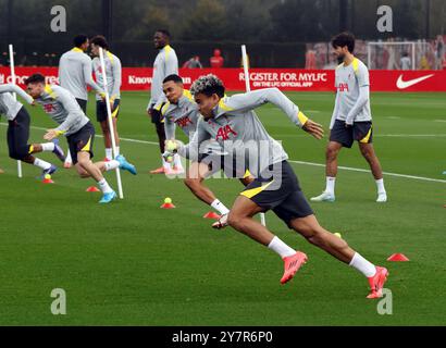 Liverpool, Royaume-Uni. 1er octobre 2024 ; Anfield et AXA Training Centre, Liverpool, Merseyside, Angleterre ; Conférence de presse et séance d'entraînement avant le match de l'UEFA Champions League entre Liverpool et Bologne à Liverpool, Angleterre ; Luis Diaz affronte Andrew Robertson et Trent Alexander-Arnold lors de la séance d'entraînement d'aujourd'hui au centre d'entraînement AXA de Liverpool à Kirkby avant le match de demain de la Ligue des Champions contre Bologne crédit : action Sports images/Alamy Live News Banque D'Images