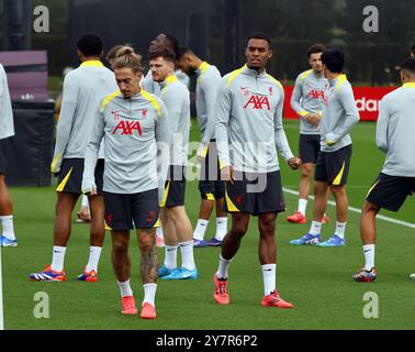 Liverpool, Royaume-Uni. 1er octobre 2024 ; Anfield et AXA Training Centre, Liverpool, Merseyside, Angleterre ; Conférence de presse et séance d'entraînement avant le match de l'UEFA Champions League entre Liverpool et Bologne à Liverpool, Angleterre ; Kostas Tsimikas et Ryan Gravenberch de Liverpool lors de la séance d'entraînement d'aujourd'hui au centre d'entraînement AXA de Liverpool à Kirkby avant le match de demain de la Ligue des Champions League contre Bologne crédit : action plus Sports images/Alamy Live News Banque D'Images