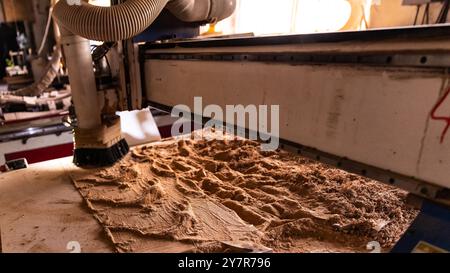 Équipement de machine-outil atelier industriel entreprise de traitement du bois planches en bois. Photo de haute qualité Banque D'Images