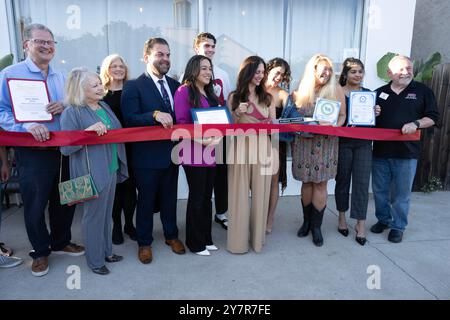 Burbank, États-Unis. 30 septembre 2024. Cérémonie de découpe de ruban à SATARA Wellness cérémonie officielle d'ouverture à SATARA-House of Mystic Wellness, Los Angeles, CA, 30 septembre 2024 crédit : Eugene Powers/Alamy Live News Banque D'Images