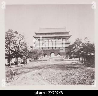 Photo vintage de la Tour du tambour de Pékin. La Tour du tambour de Pékin, ou Gulou est située à l'extrémité nord de l'axe central de la ville intérieure au nord de la rue Di'anmen. Construit à l'origine pour des raisons musicales, il a ensuite été utilisé pour annoncer l'heure et est maintenant une attraction touristique. Banque D'Images