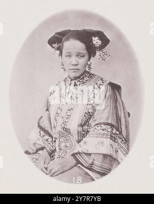 Photo vintage de coiffure féminine chinoise. Cette photo représente la coiffure de matrons mandchous ou tartares mariées. Banque D'Images