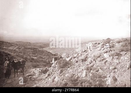 Photographie vintage de la route de Nicosie à Kyrenia. Natif avec packhorse à droite. Nicosie, Chypre. Par John Thomson, 1878 Banque D'Images