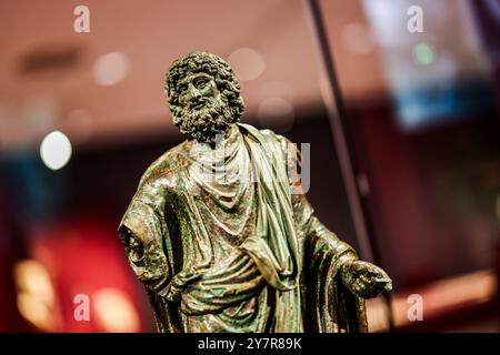 Xanten, Allemagne. 1er octobre 2024. Une statue en bronze 'génie du Sénat' fait partie de l'exposition spéciale ''Augusta Emerita' - la métropole de Rome en Espagne' qui peut être vue au Musée romain de Xanten du 3.10.2024 au 12.1,2025. Il s'agit d'une exposition conjointe du parc archéologique de Xanten avec plus de 200 objets prêtés par le Musée romain de Mérida, en Espagne. Crédit : Christoph Reichwein/dpa/Alamy Live News Banque D'Images