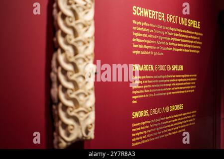 Xanten, Allemagne. 1er octobre 2024. Textes et explications décrivent les expositions exposées dans l'exposition spéciale ''Augusta Emerita' - la métropole de Rome en Espagne', qui peut être vue au Musée romain de Xanten de 3.10.2024 à 12.1,2025. Il s'agit d'une exposition conjointe du parc archéologique de Xanten avec plus de 200 objets prêtés par le Musée romain de Mérida, en Espagne. Crédit : Christoph Reichwein/dpa/Alamy Live News Banque D'Images