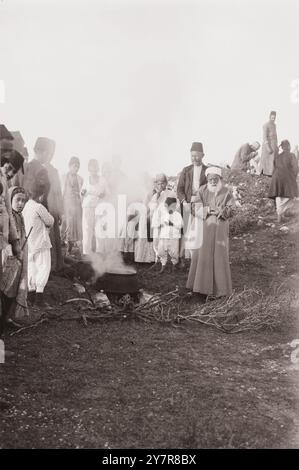 Photo vintage de la Pâque Samaritaine sur Mt. Gerizim. Chauffage de l'eau pour le sacrifice. Palestine. 1900-1920 Banque D'Images