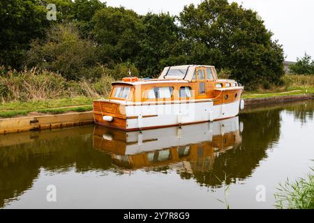 Bateau de croisière traditionnel Norfolk en bois amarré. Horsey, Norfolk, Angleterre Banque D'Images