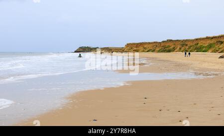 Les gens marchant sur la plage, Time et Tide Bell. Happisburgh, Norfolk, Angleterre. Banque D'Images