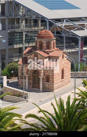 Église d'Agios Andreas, vue sur la petite église d'Agios Andreas située à côté du Centre de conférence culturel moderne sur Nik. Plastira, Héraklion, Crète Banque D'Images