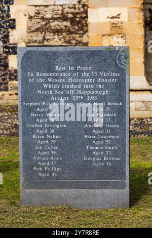 Memrial aux 13 victimes d'un accident d'hélicoptère Bristow Wessex en mer du Nord au large de Happisburgh, le 13 août 1981. Dans la cour de l'église, de la Minste Banque D'Images