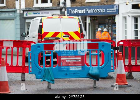 Chalfont St Peter, Buckinghamshire, Royaume-Uni. 1er octobre 2024. Thames Water continue de pomper les eaux de crue et les eaux usées de la High Street à Chalfont St Peter, Buckinghamshire. Après de fortes pluies, la semaine dernière, les eaux usées coulaient dans la rue et les trottoirs à l'entrée du village. La même zone du village a été inondée pendant des semaines plus tôt cette année et l'infiltration des eaux souterraines dans les égouts à Chalfont St Peter et Chesham, en vedette sur BBC Countryfile. Des résidents locaux en colère et des propriétaires d'entreprises ont assisté à une réunion organisée par le conseil du Buckinghamshire et Thames Water Earli Banque D'Images