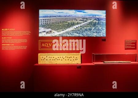 Xanten, Allemagne. 1er octobre 2024. Une exposition avec plusieurs expositions sur l'approvisionnement en eau des Romains fait partie de l'exposition spéciale ''Augusta Emerita' - la métropole de Rome en Espagne', qui peut être vue au Musée romain de Xanten de 3.10.2024 à 12.1,2025. Il s'agit d'une exposition conjointe du parc archéologique de Xanten avec plus de 200 objets prêtés par le Musée romain de Mérida, en Espagne. Crédit : Christoph Reichwein/dpa/Alamy Live News Banque D'Images