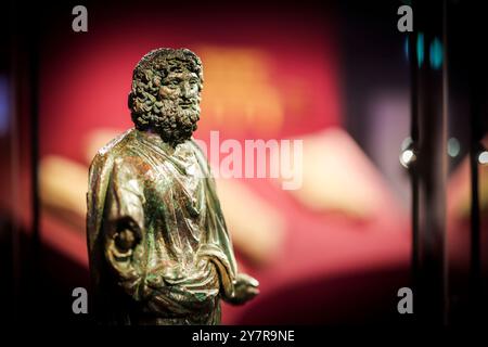 Xanten, Allemagne. 1er octobre 2024. Une statue en bronze 'génie du Sénat' fait partie de l'exposition spéciale ''Augusta Emerita' - la métropole de Rome en Espagne' qui peut être vue au Musée romain de Xanten du 3.10.2024 au 12.1,2025. Il s'agit d'une exposition conjointe du parc archéologique de Xanten avec plus de 200 objets prêtés par le Musée romain de Mérida, en Espagne. Crédit : Christoph Reichwein/dpa/Alamy Live News Banque D'Images